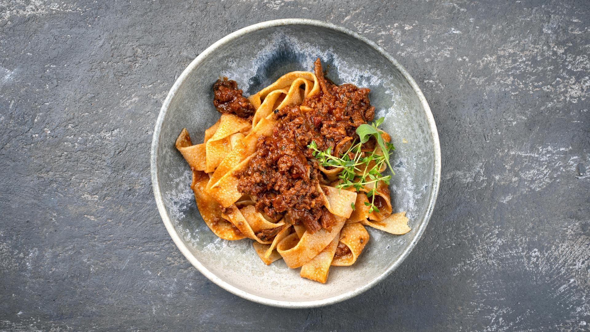 Rezept Wildschwein Bolognese Mit Pappardelle Hr Fernsehen De Rezepte