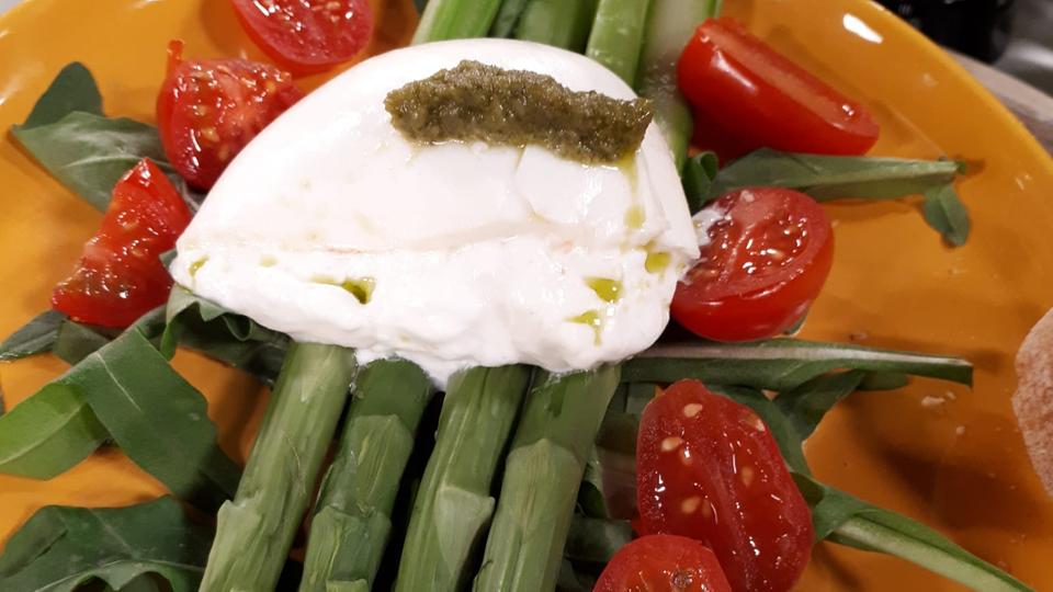 Rezept Gebratener Spargel Mit Burrata Hr Fernsehen De Rezepte