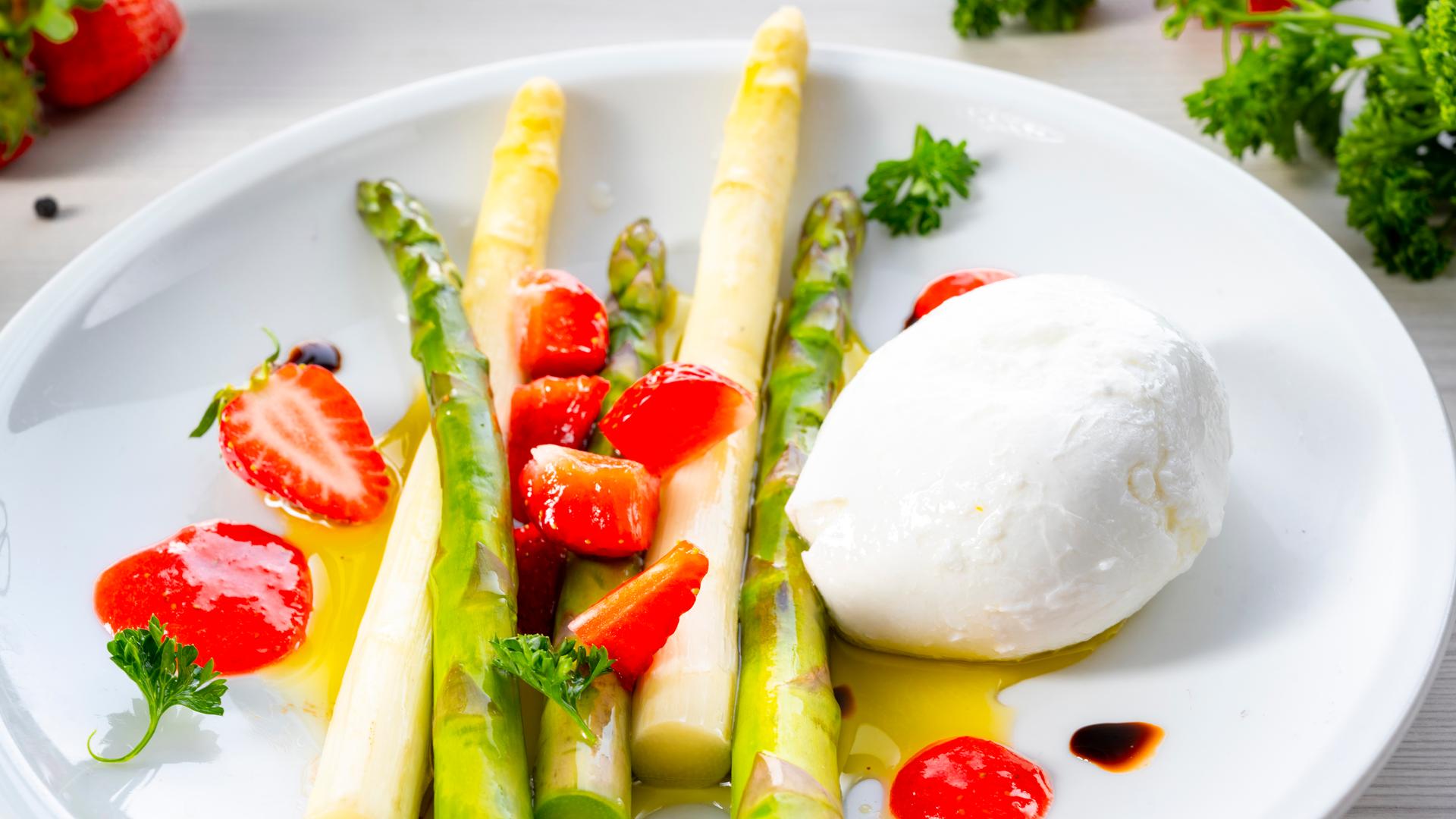 Rezept Gebratener Spargel Mit Burrata Hr Fernsehen De Rezepte