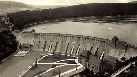 Eine historische Aufnahme des Edersee-Staudamms.