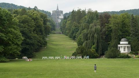 Weltkulturerbe Bergpark Wilhelmshöhe in Kassel: Weitblick vom Schloss zum Herkules-Monument.