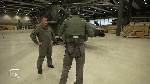 Soldaten im Hangar vor einem Tiger Kampfhubschrauber