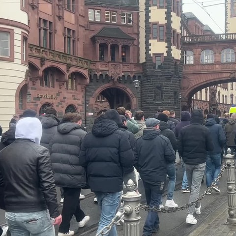 Fußballfans am Frankfurter Römer