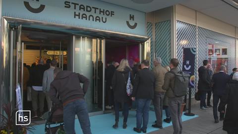 Großer Andrang vor dem neu eröffneten Stadthof Hanau