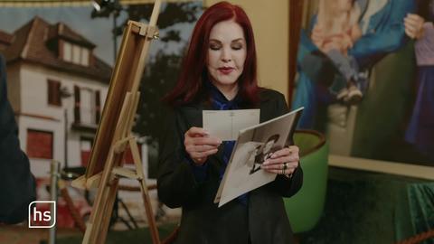 Priscilla Presley betrachtet ein Foto