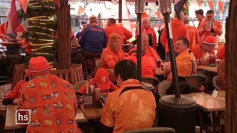 Niederländische Fans in einer Bar