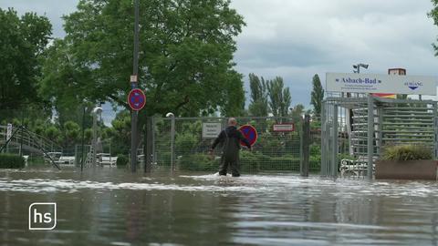 Mann stapft durch Hochwasser