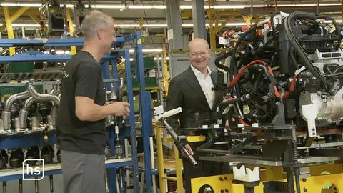 Bundeskanzler Olaf Scholz besucht ein Opel-Werk
