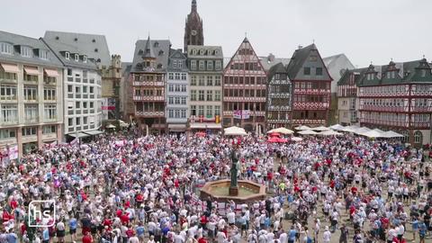 Frankfurter Römer voll mit Fußballfans