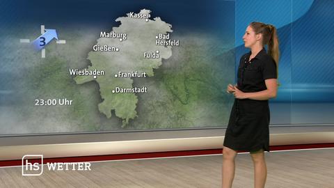 Moderatorin neben Wettertafel