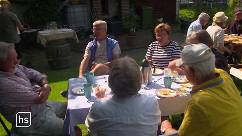 Gemeinsames Mahl unter Nachbarn im Dollen Dorf