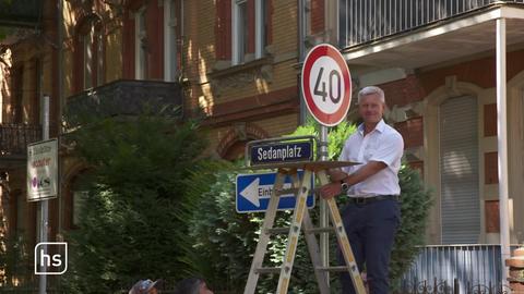 Ein Verkehrsschild wird enthüllt