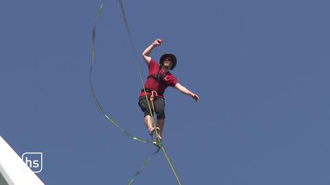 Mann balanciert auf Slackline