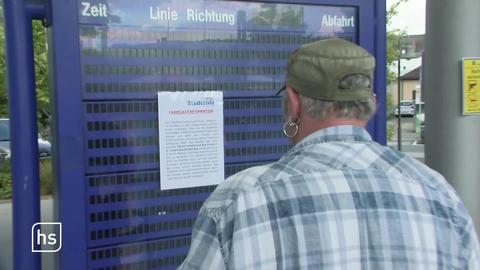 Mann steht vor leerer An- und Abfahrtstafel am Limburger Bahnhof