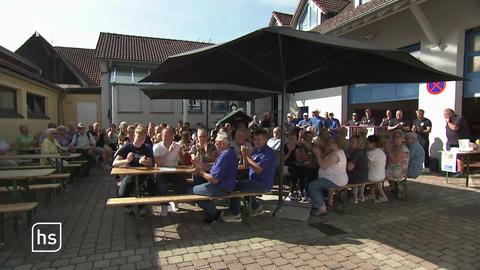 Alle aus Dorf sitzen zusammen