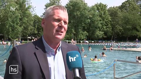 Mann im Interview im Schwimmbad