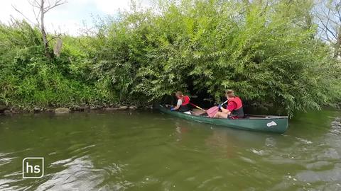 Zwei Frauen rudern auf Fluss