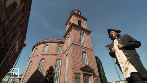 Mann im historischen Gewand vor der Paulskirche in Frankfurt