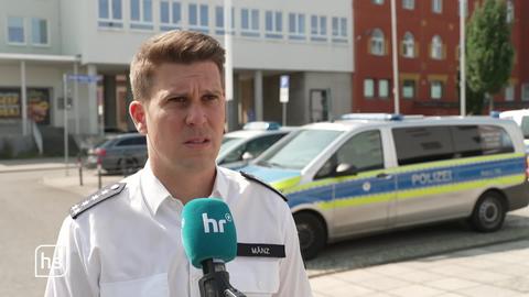 Polizeisprecher beim Interview