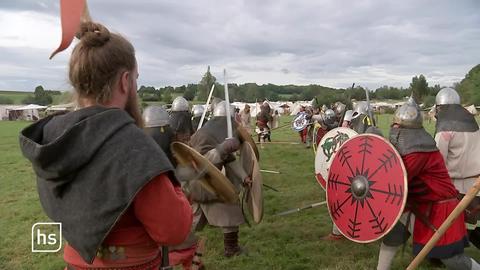 Als Wikinger verkleidete Menschen kämpfen miteinander