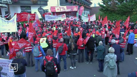 Menschen mit und ohne IG Metall-Fahnen protestieren.