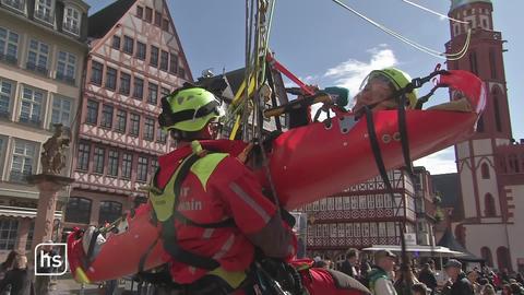 Reporterin wird von der Feuerwehr gerettet