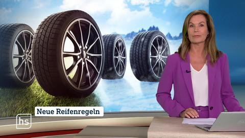 Moderatorin Claudia Schick im Studio vor Bild mit Winterreifen.