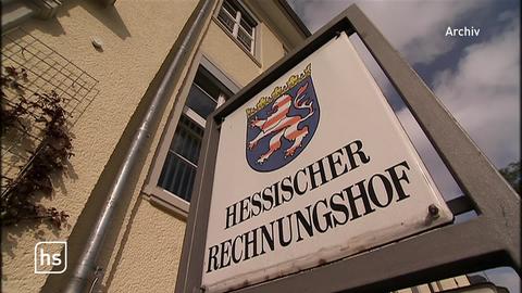 Schild vor dem Rechnungshof in Hessen