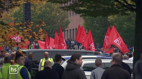 Demonstranten mit Fahnen der IG Metall