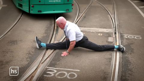 Der Bahnbabo macht einen Spagat auf den Gleisen