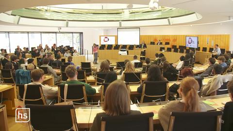 Schüler bei einer Veranstaltung im hessischen Landtag