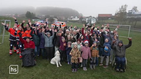 Reporterin vor Dorf zusammen