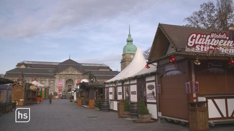 Stände auf Weihnachtsmarkt