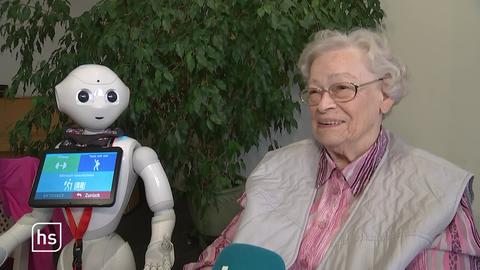 Roboter und alte Frau