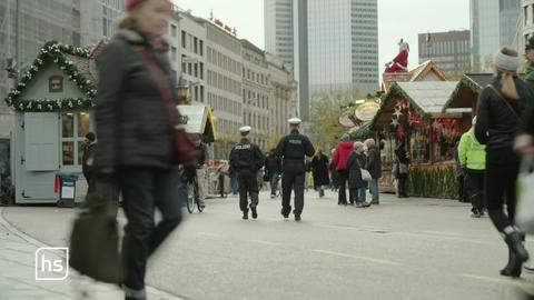 Polizisten auf Weihnachtsmarkt