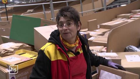 DHL-Mitarbeiterin bei der Arbeit