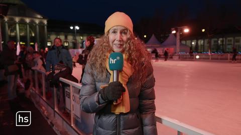 Reporterin vor Eisbahn