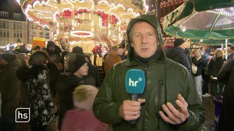 Reporter auf Weihnachtsmarkt