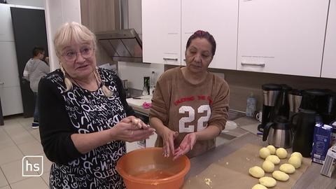 Frauen kneten Klöße in der Küche