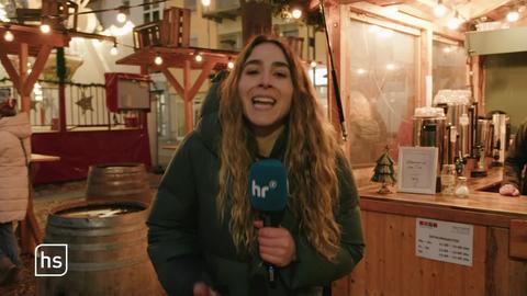 Reporterin auf Weihnachtsmarkt