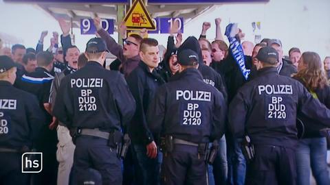 Fußballfans treffen auf Polizeibeamte