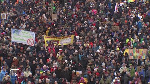 Menschenmanssen bei einer Demo in Kassel