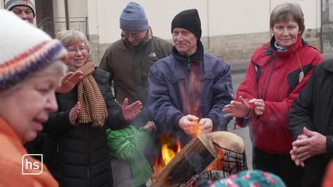 Die Setzelbacher wärmen sich am Feuer