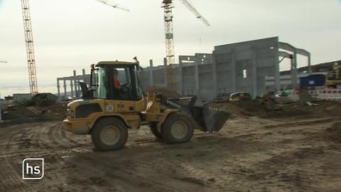 Bagger baggert auf Baustelle