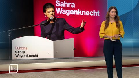 Moderatorin vor Bild aus Wahlkampf von Sahra Wagenknecht