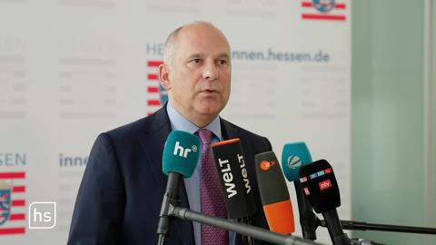 Der hessische Innenminister Roman Poseck beim Interview