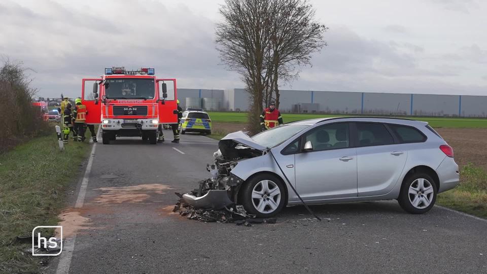 Zwei Menschen Bei Unfall Auf B426 Schwer Verletzt - Autos Frontal ...