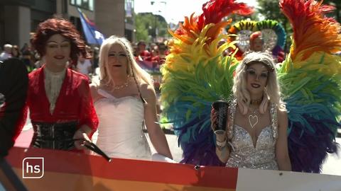 Bunt Kostümierte auf CSD