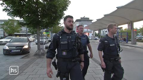 Polizeieinheit patrouilliert am Limburger Bahnhof