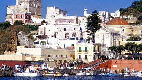 Blick auf den Hafen der Insel Ponza.